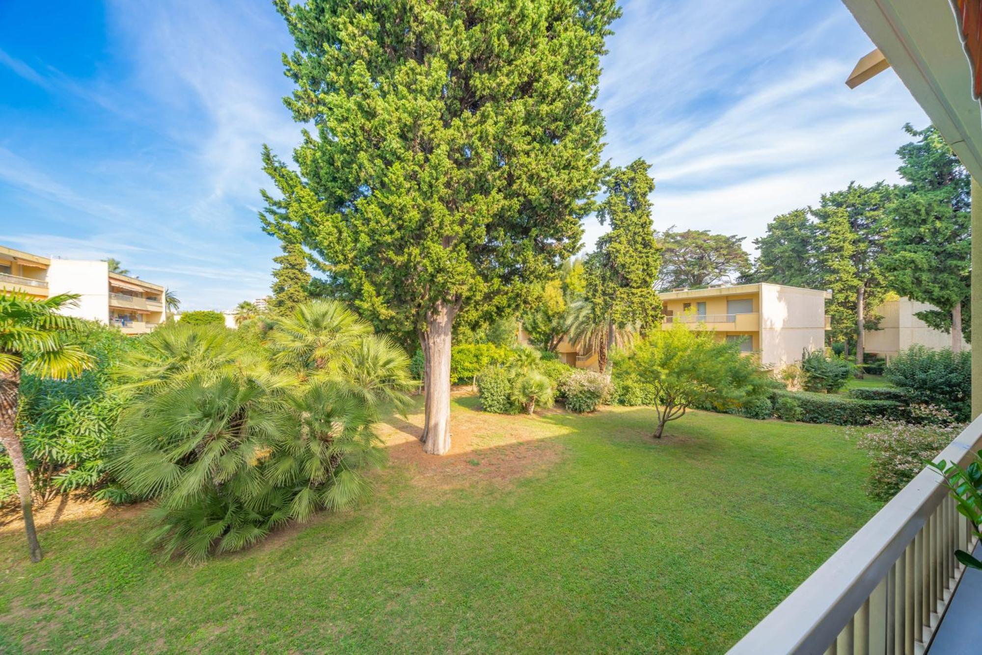 Les 15 Pins & La Mer -Your Green Getaway Near Sea & Beach Αντίμπ Εξωτερικό φωτογραφία