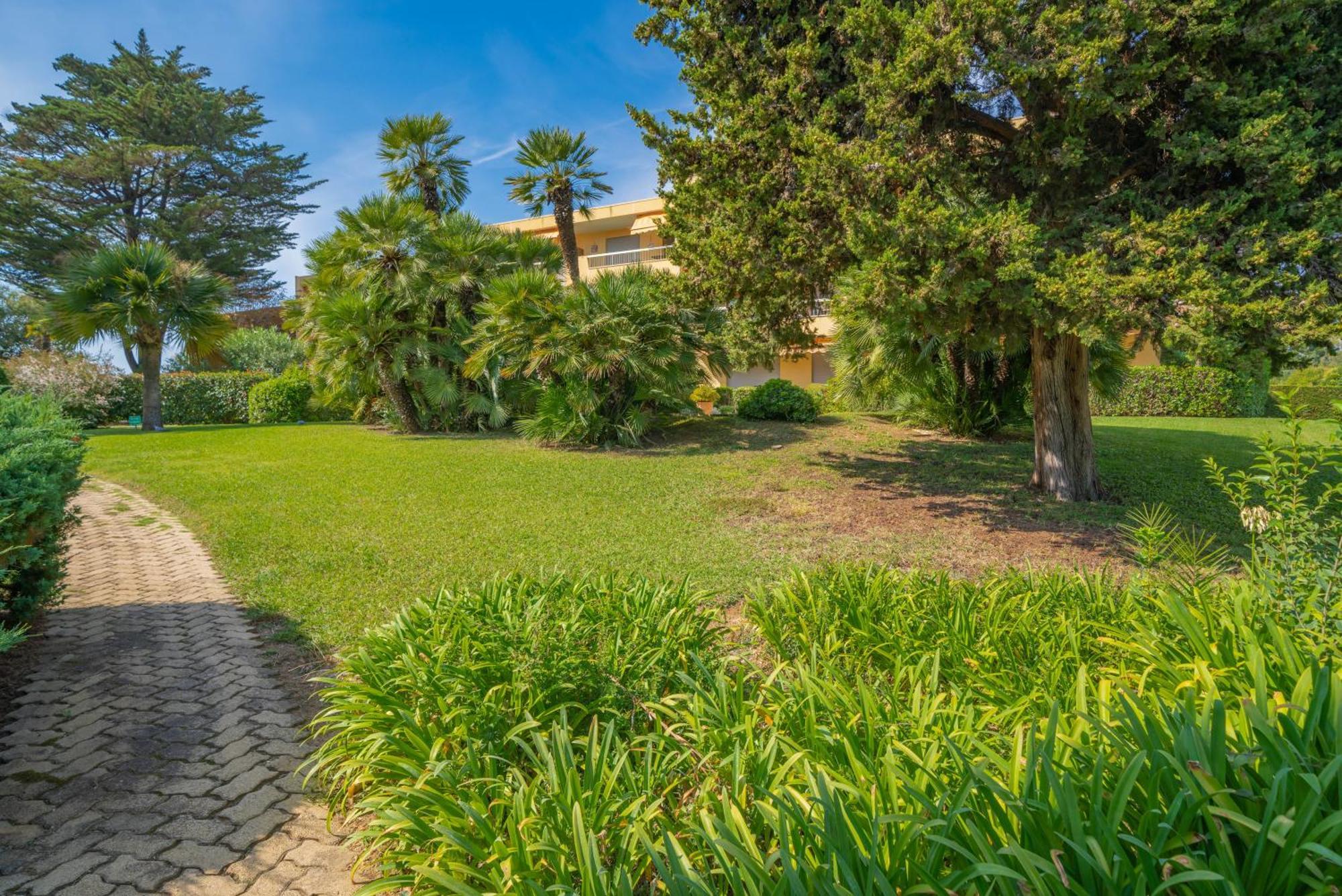 Les 15 Pins & La Mer -Your Green Getaway Near Sea & Beach Αντίμπ Εξωτερικό φωτογραφία
