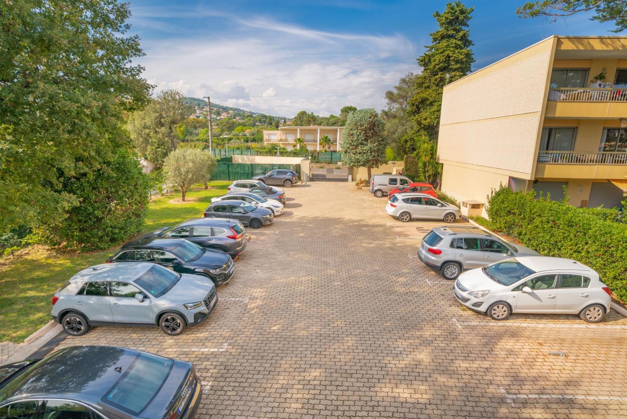 Les 15 Pins & La Mer -Your Green Getaway Near Sea & Beach Αντίμπ Εξωτερικό φωτογραφία