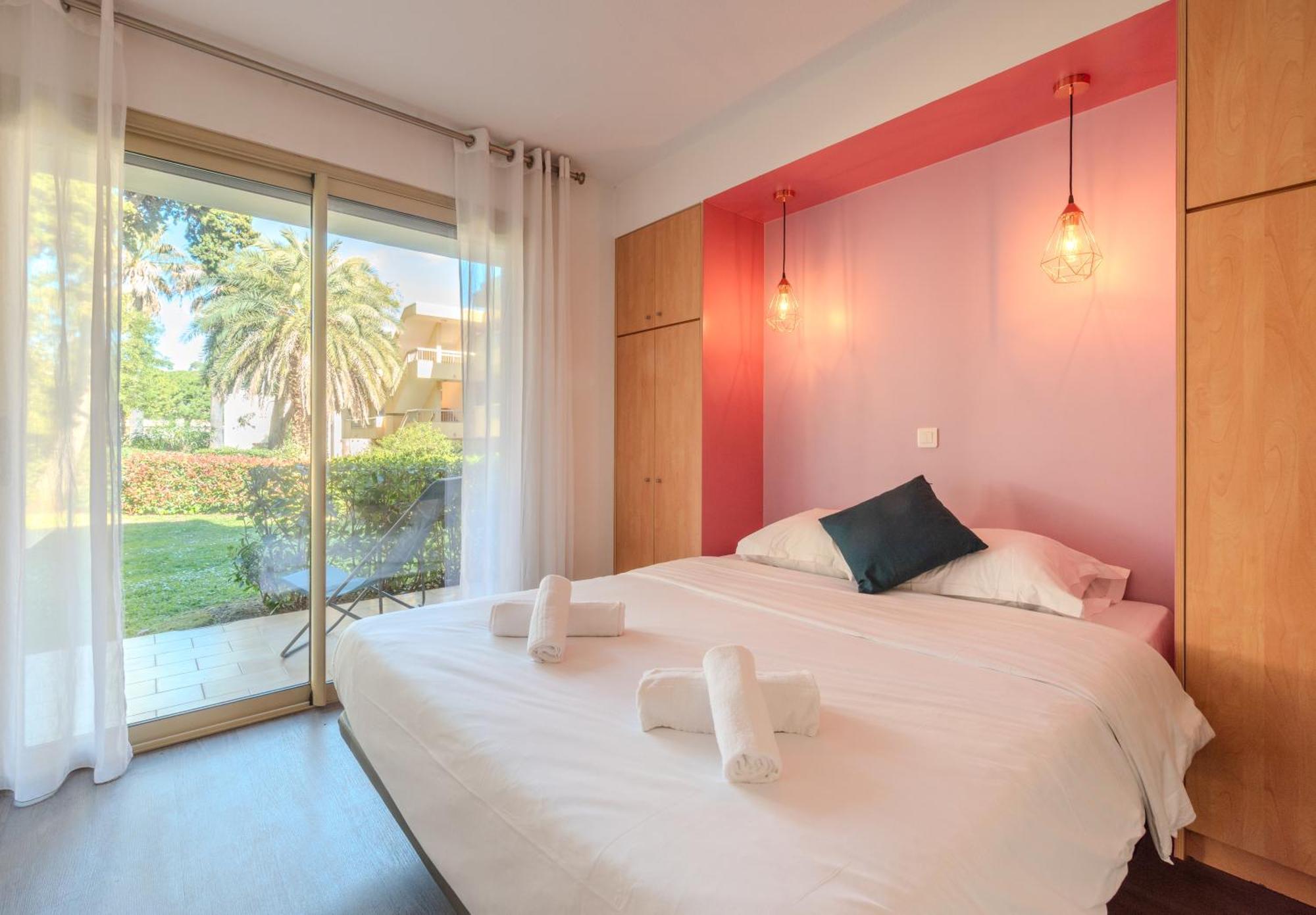 Les 15 Pins & La Mer -Your Green Getaway Near Sea & Beach Αντίμπ Εξωτερικό φωτογραφία