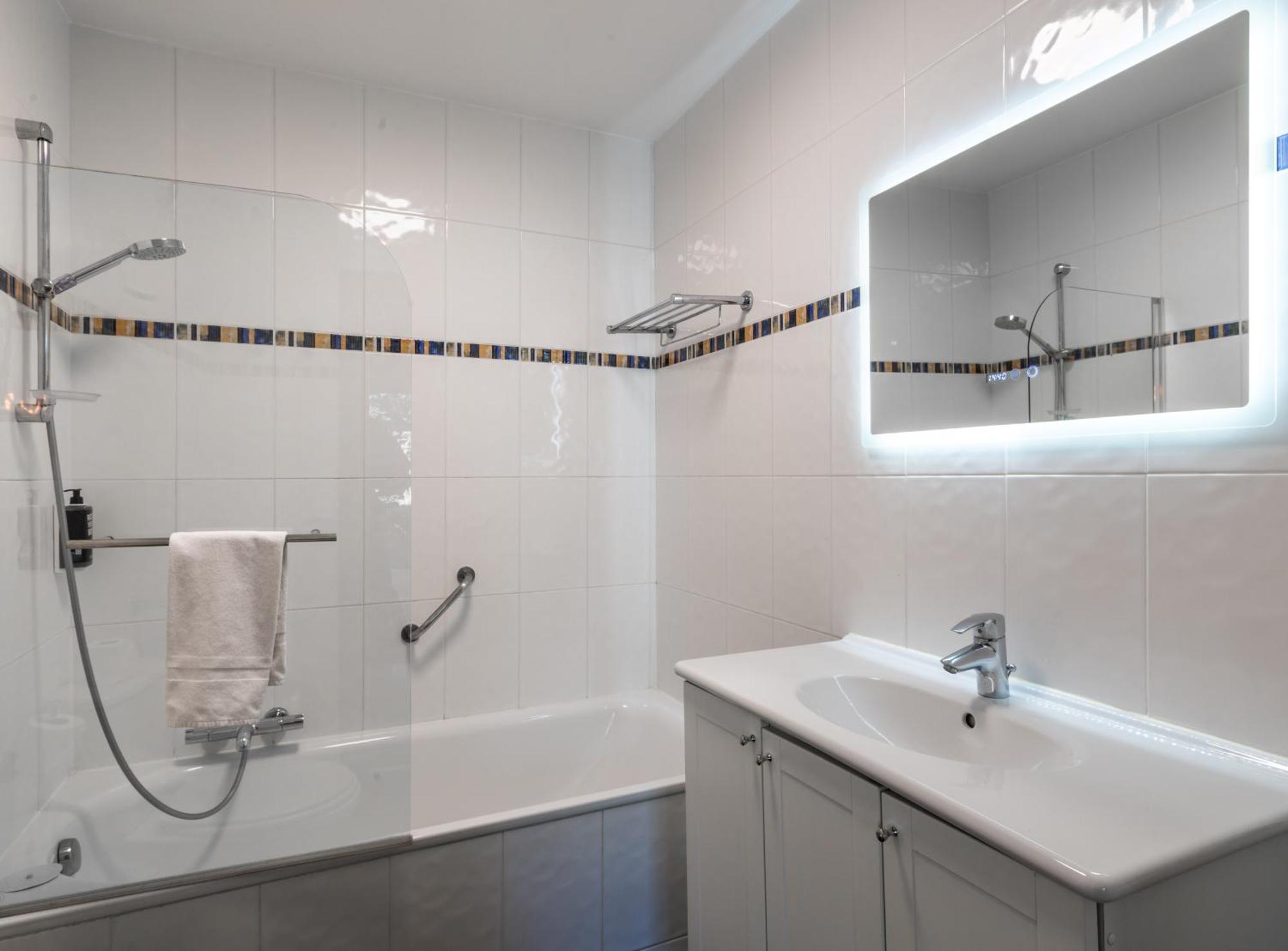 Les 15 Pins & La Mer -Your Green Getaway Near Sea & Beach Αντίμπ Εξωτερικό φωτογραφία