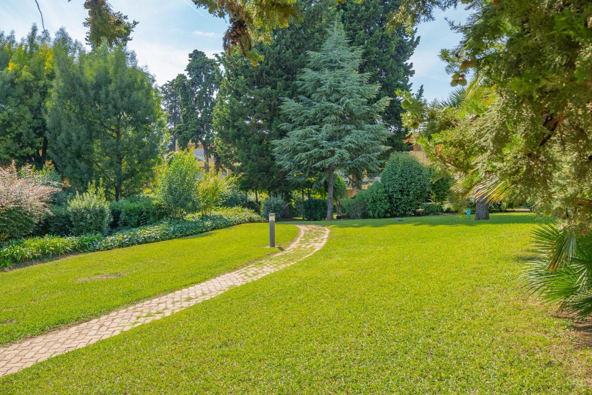 Les 15 Pins & La Mer -Your Green Getaway Near Sea & Beach Αντίμπ Εξωτερικό φωτογραφία