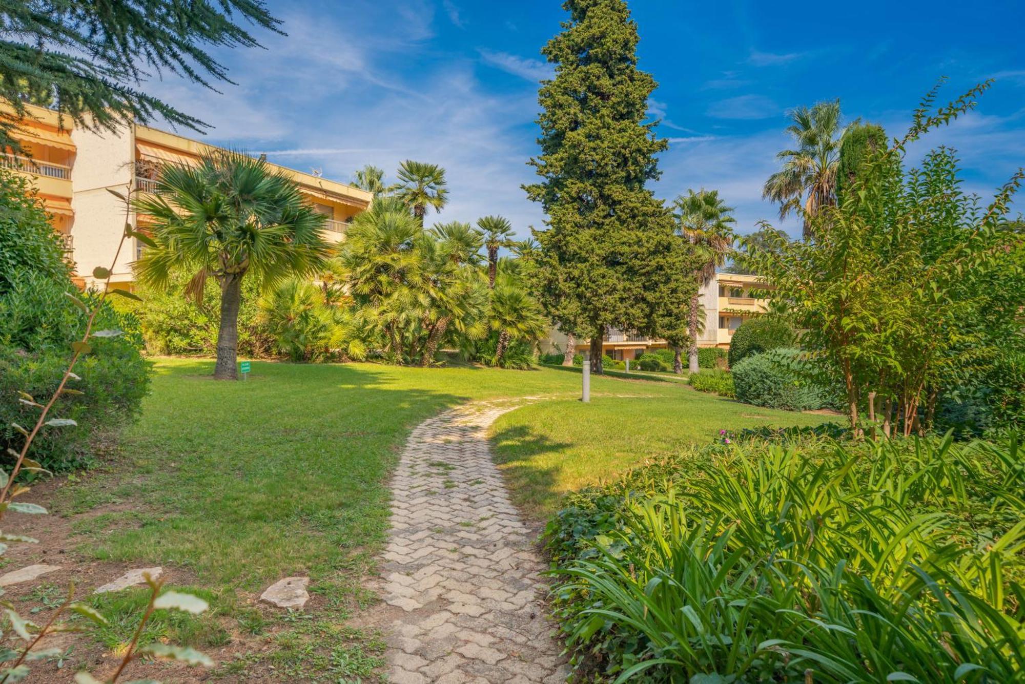 Les 15 Pins & La Mer -Your Green Getaway Near Sea & Beach Αντίμπ Εξωτερικό φωτογραφία