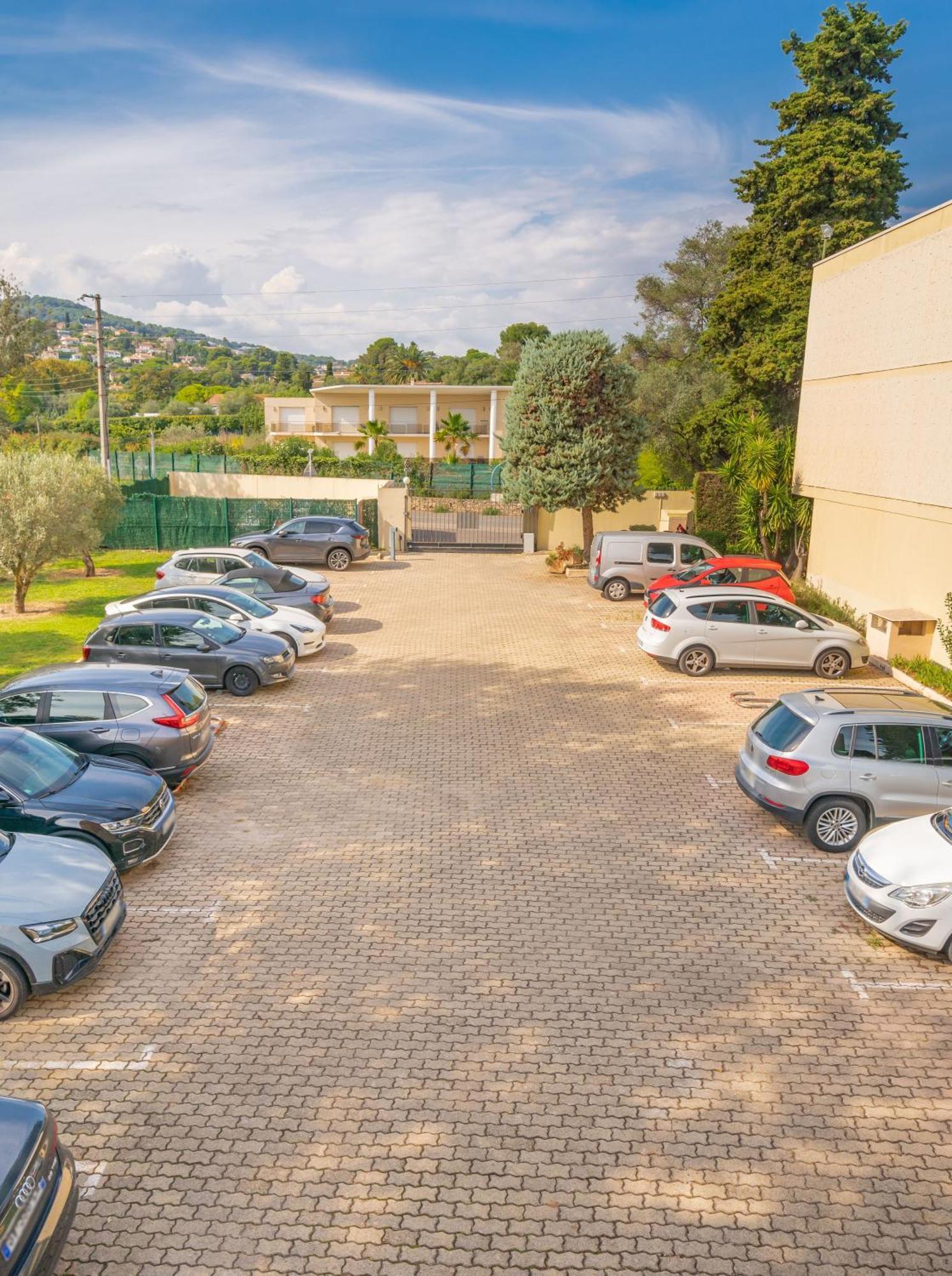 Les 15 Pins & La Mer -Your Green Getaway Near Sea & Beach Αντίμπ Εξωτερικό φωτογραφία